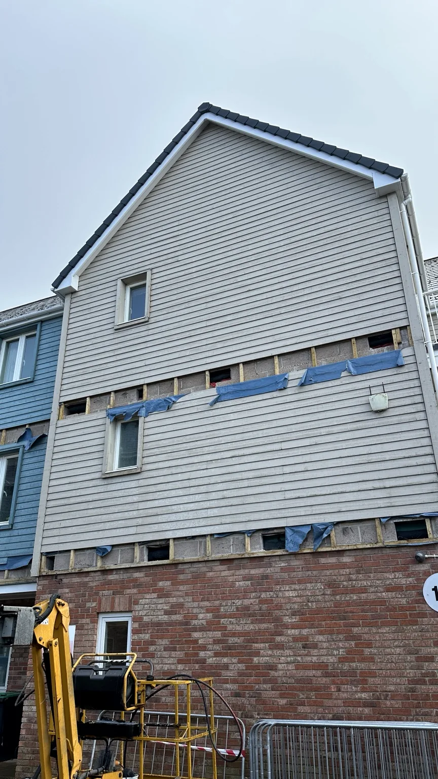 Cavity barrier injection system on residential facade